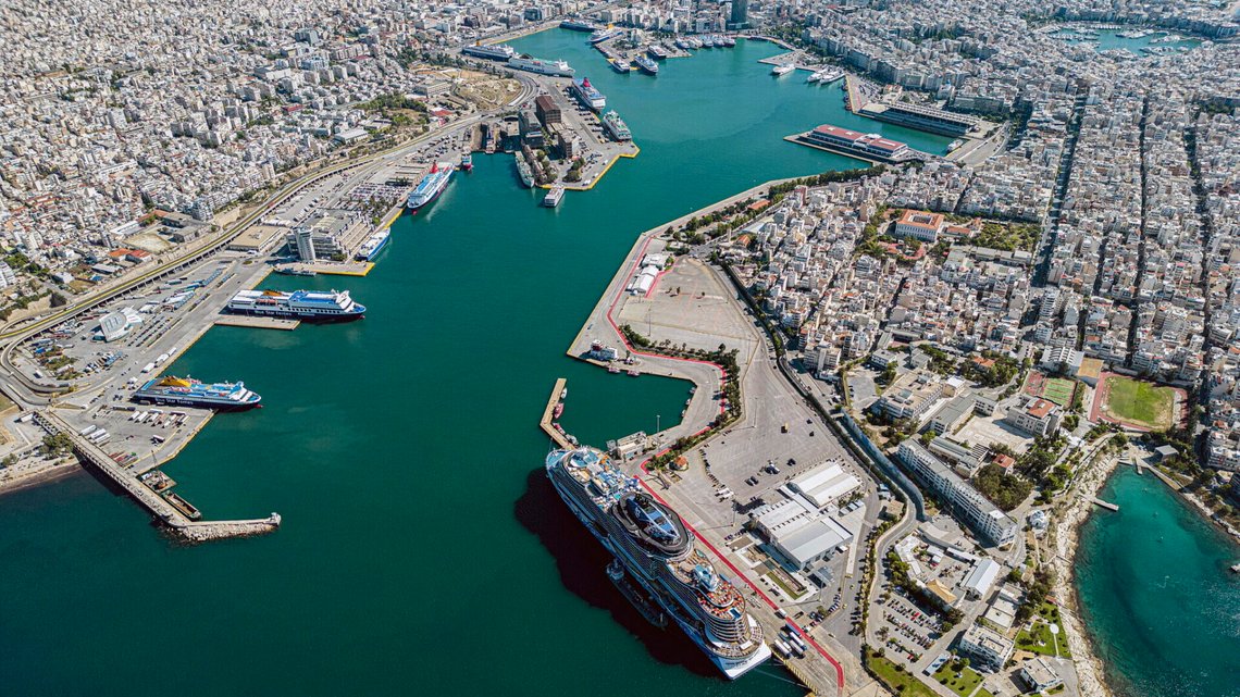 Hamnen i Pireus, inte långt från Aten. Foto: Apaleutos25 (Giorgos Voudouris) via Wikimedia Commons (cc by-sa 4.0) Hamnen i Pireus, inte långt från Aten. Foto: Apaleutos25 (Giorgos Voudouris) via Wikimedia Commons (cc by-sa 4.0)
