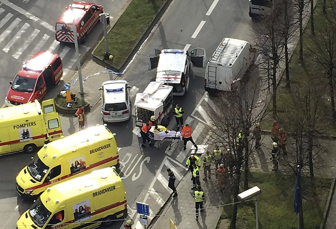 Europol rapporterar att det nu finns tiotusentals radikaliserade individer i Europa. Attackerna i Paris (2015) och Bryssel (2016) visar att små grupper kan genomföra komplexa operationer. Bild: Räddningspersonal evakuerar skadade personer utanför tunnelbanestationen Maalbeek i Bryssel den 22 mars 2016 efter att jihadistiska terrorister detonerat en bomb där. Foto: AFP via Getty Images Europol rapporterar att det nu finns tiotusentals radikaliserade individer i Europa. Attackerna i Paris (2015) och Bryssel (2016) visar att små grupper kan genomföra komplexa operationer. Bild: Räddningspersonal evakuerar skadade personer utanför tunnelbanestationen Maalbeek i Bryssel den 22 mars 2016 efter att jihadistiska terrorister detonerat en bomb där. Foto: AFP via Getty Images