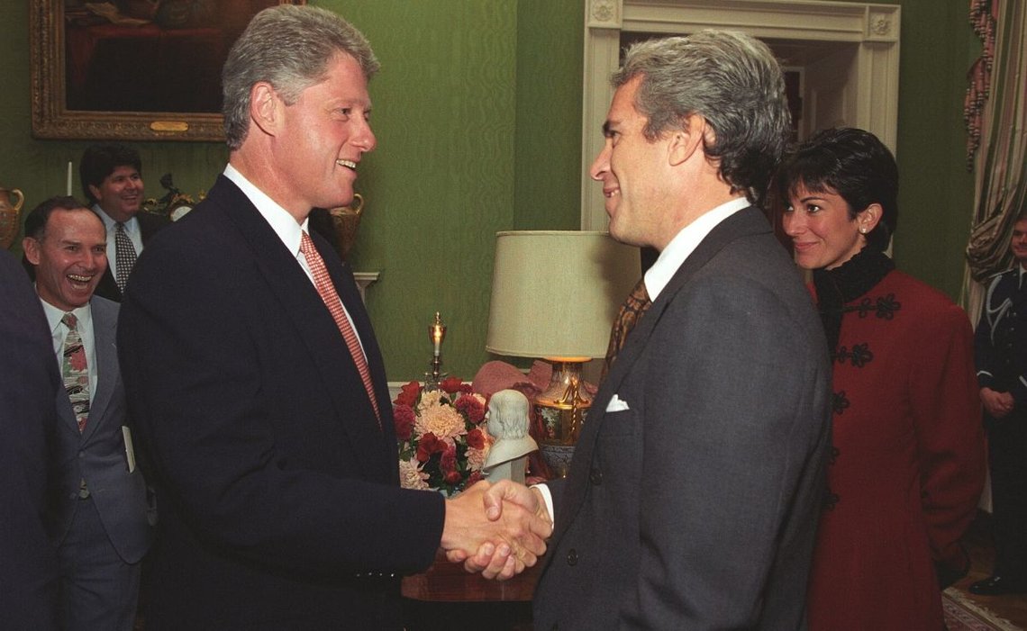 Detta foto togs den 29 september 1993. Epstein och Maxwell fotograferades när de pratade med Clinton efter att presidenten hållit ett tal vid ett evenemang för givare till restaureringsprojektet för Vita huset. Källa: Wikimedia. Detta foto togs den 29 september 1993. Epstein och Maxwell fotograferades när de pratade med Clinton efter att presidenten hållit ett tal vid ett evenemang för givare till restaureringsprojektet för Vita huset. Källa: Wikimedia.