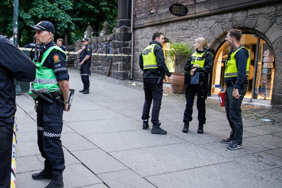 Oslo 20250705. Polisen i Oslo rapporterar att en person har blivit knivhuggen på Karl Johans gate. Foto: Stian Lysberg Solum / NTB Oslo 20250705. Polisen i Oslo rapporterar att en person har blivit knivhuggen på Karl Johans gate. Foto: Stian Lysberg Solum / NTB