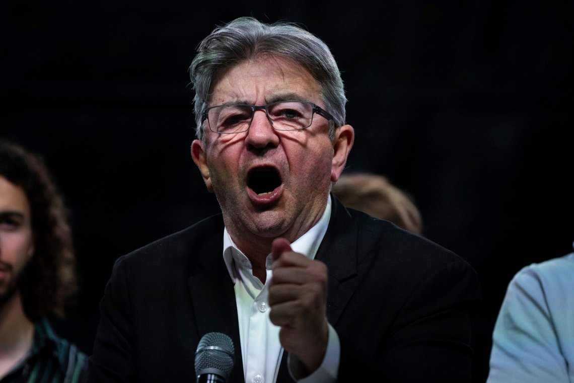 Jean-Luc Melenchon talar under en protest mot Rassemblement National (RN) i Paris den 30 juni 2024, efter att Marine Le Pens parti blivit störst i den första omgången av det franska parlamentsvalet samma dag. Foto: Louise Delmotte / AP / NTB. Jean-Luc Melenchon talar under en protest mot Rassemblement National (RN) i Paris den 30 juni 2024, efter att Marine Le Pens parti blivit störst i den första omgången av det franska parlamentsvalet samma dag. Foto: Louise Delmotte / AP / NTB.