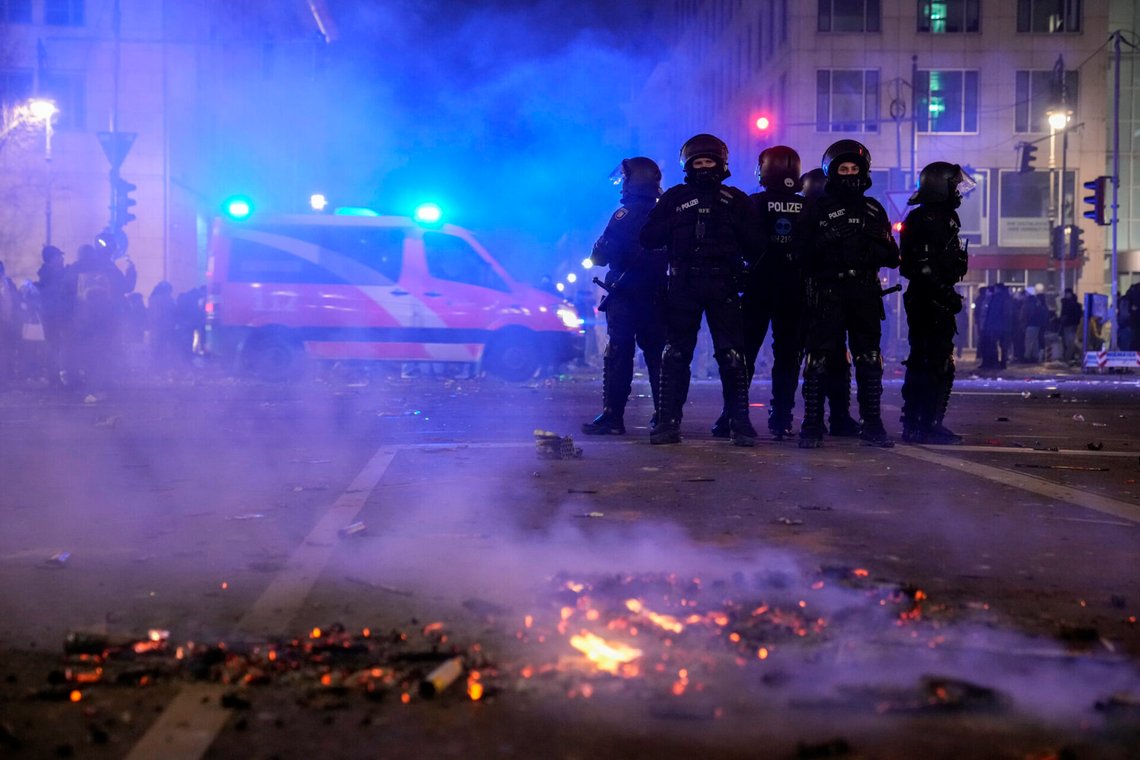 Tysk polis i arbete i Berlin på nyårsafton, 1 januari 2025. Foto: Ebrahim Noroozi / AP / NTB. Tysk polis i arbete i Berlin på nyårsafton, 1 januari 2025. Foto: Ebrahim Noroozi / AP / NTB.