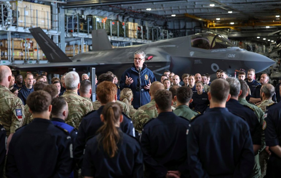 Storbritanniens premiärminister Keir Starmer talar till besättningen på HMS Prince of Wales, Royal Navys flaggskepp, framför ett F35-stridsflygplan i hangarfartygets hangaren i Plymouth, England, i april 2025. Foto: Richard Pohle /Pool via AP/NTB Storbritanniens premiärminister Keir Starmer talar till besättningen på HMS Prince of Wales, Royal Navys flaggskepp, framför ett F35-stridsflygplan i hangarfartygets hangaren i Plymouth, England, i april 2025. Foto: Richard Pohle /Pool via AP/NTB