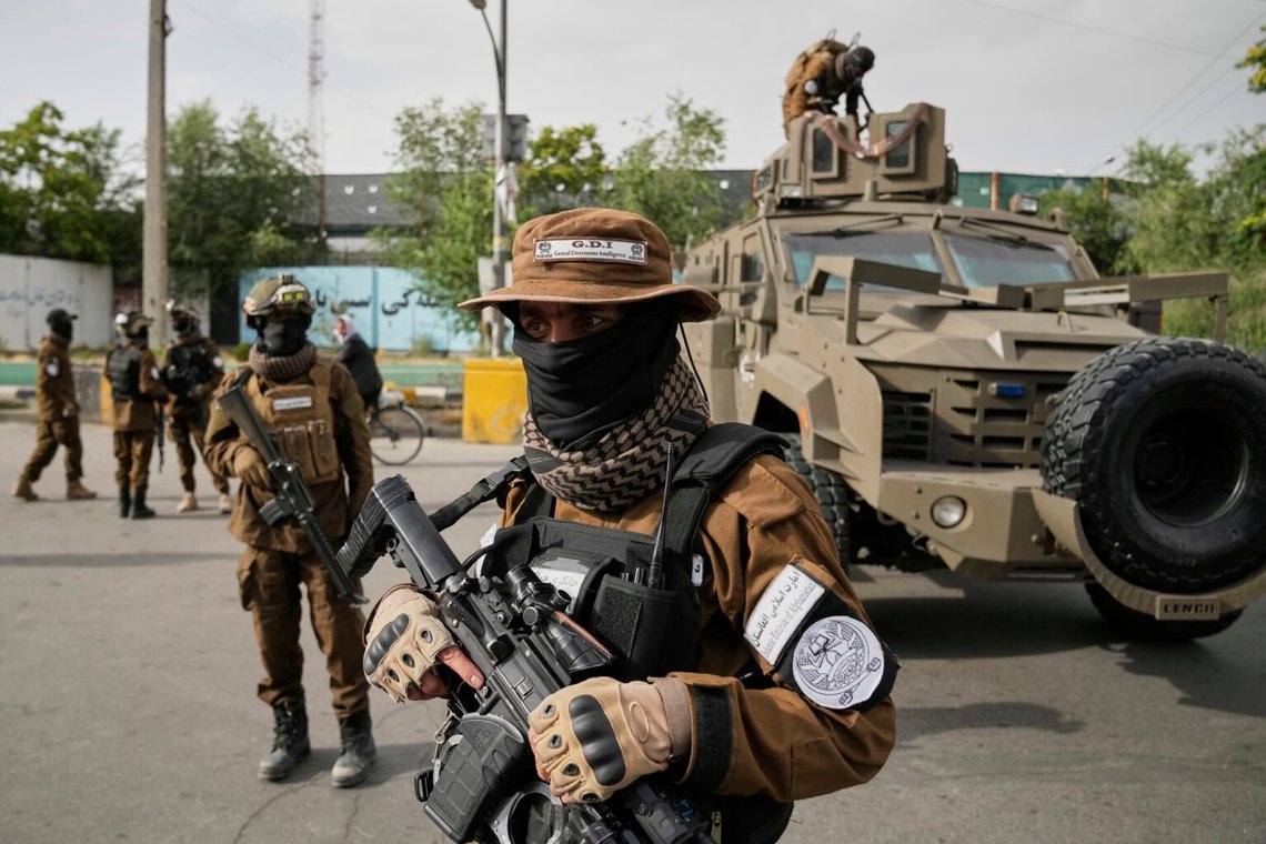 Taliban-krigere importeres til Storbritannia etter en gedigen skandale. Her står noen slike vakt foran den tidligere amerikanske ambassaden dagen før Eid al-Adha, eller "Offerfesten", i Kabul, Afghanistan 6. juni 2025. Foto: Ebrahim Noroozi/ AP/ NTB Taliban-krigere importeres til Storbritannia etter en gedigen skandale. Her står noen slike vakt foran den tidligere amerikanske ambassaden dagen før Eid al-Adha, eller "Offerfesten", i Kabul, Afghanistan 6. juni 2025. Foto: Ebrahim Noroozi/ AP/ NTB
