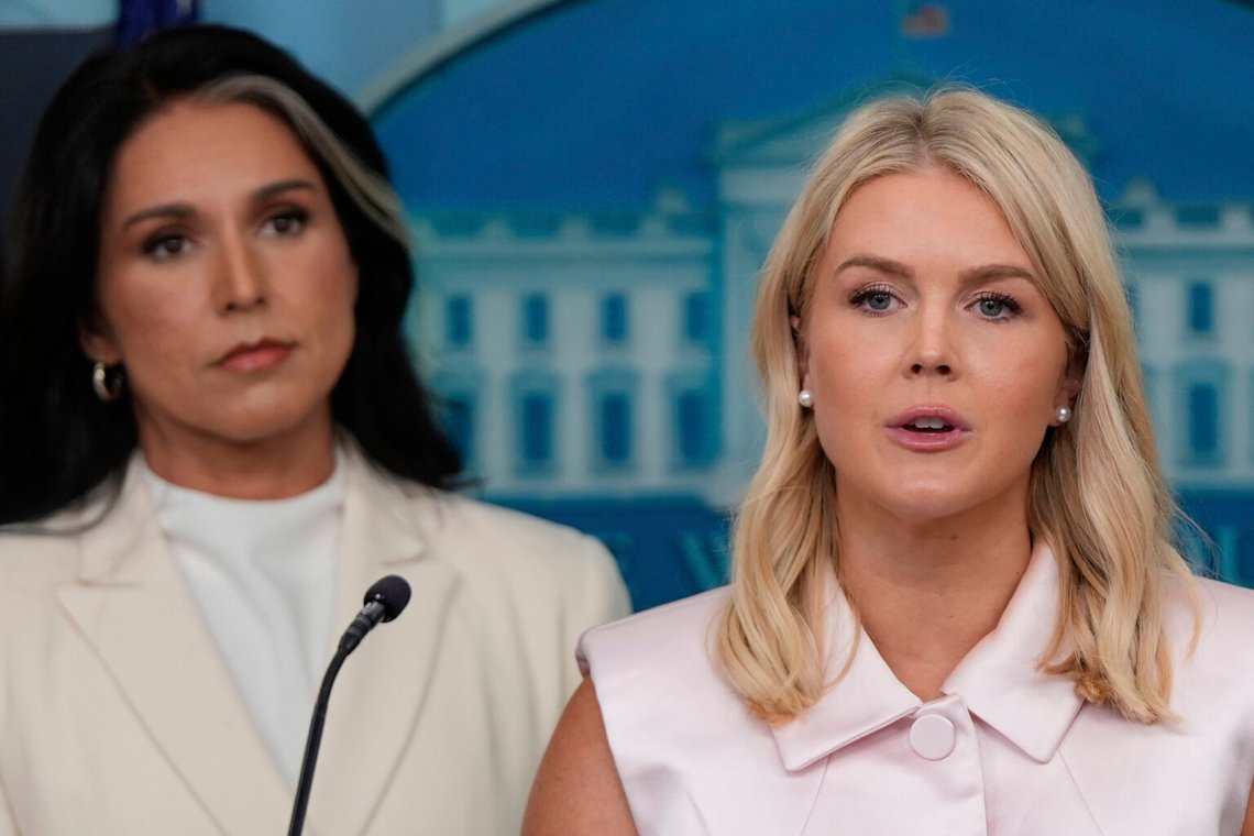 Vita husets pressekreterare Karoline Leavitt talar medan chefen för den nationella underrättelsetjänsten Tulsi Gabbard lyssnar i James Bradys presskonferensrum i Vita huset, 23 juli 2025, i Washington. Foto: Julia Demaree Nikhinson/AP Photo Vita husets pressekreterare Karoline Leavitt talar medan chefen för den nationella underrättelsetjänsten Tulsi Gabbard lyssnar i James Bradys presskonferensrum i Vita huset, 23 juli 2025, i Washington. Foto: Julia Demaree Nikhinson/AP Photo
