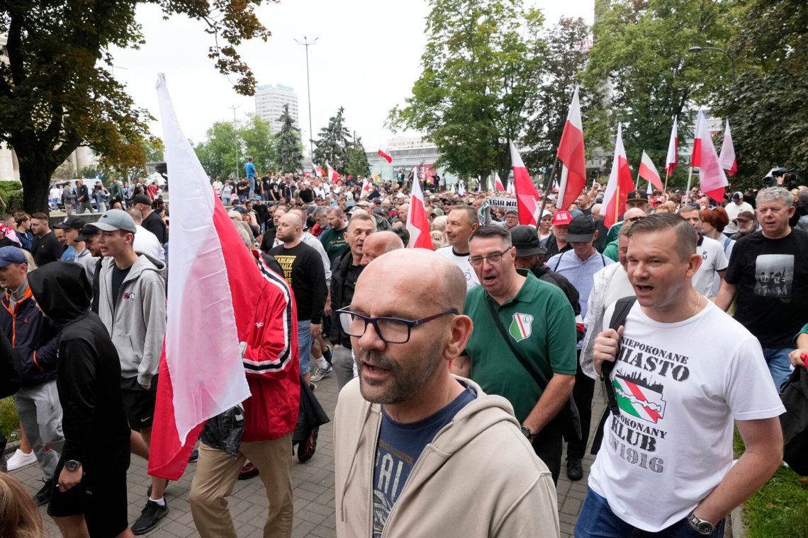 Anhängare av partiet Konfederacja protesterar mot immigration till Polen i Warszawa den 19 juli 2025. Foto: Czarek Sokolowski / AP / NTB. Anhängare av partiet Konfederacja protesterar mot immigration till Polen i Warszawa den 19 juli 2025. Foto: Czarek Sokolowski / AP / NTB.