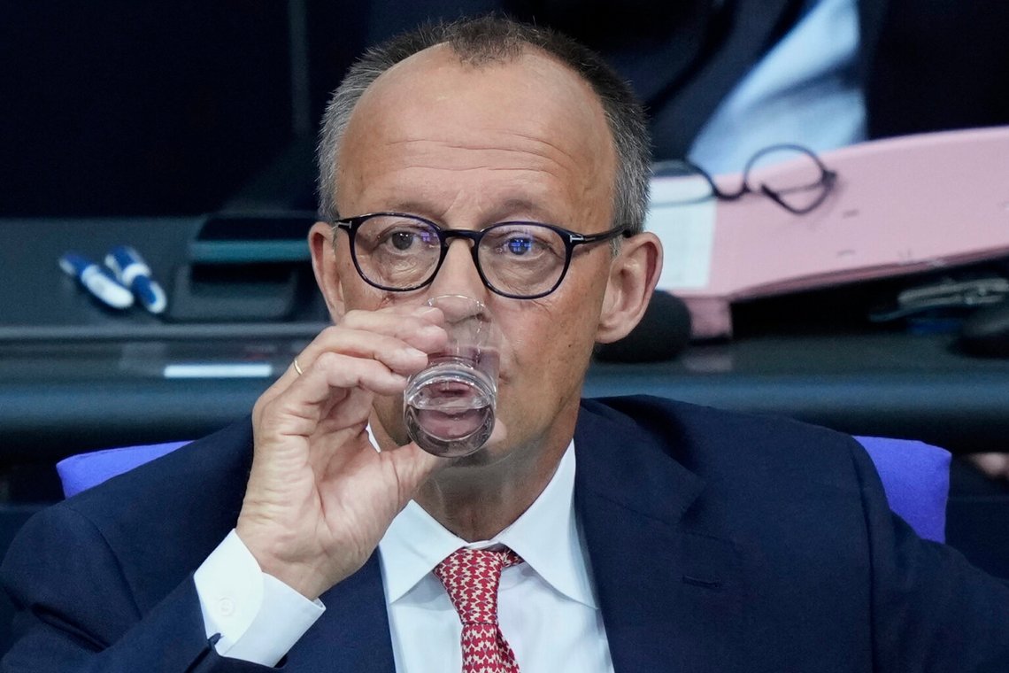 Tysklands förbundskansler Friedrich Merz dricker under en debatt om budgeten för 2025 i den tyska förbundsdagen i Berlin, Tyskland, 9 juli 2025. Foto: Ebrahim Noroozi/AP Photo Tysklands förbundskansler Friedrich Merz dricker under en debatt om budgeten för 2025 i den tyska förbundsdagen i Berlin, Tyskland, 9 juli 2025. Foto: Ebrahim Noroozi/AP Photo