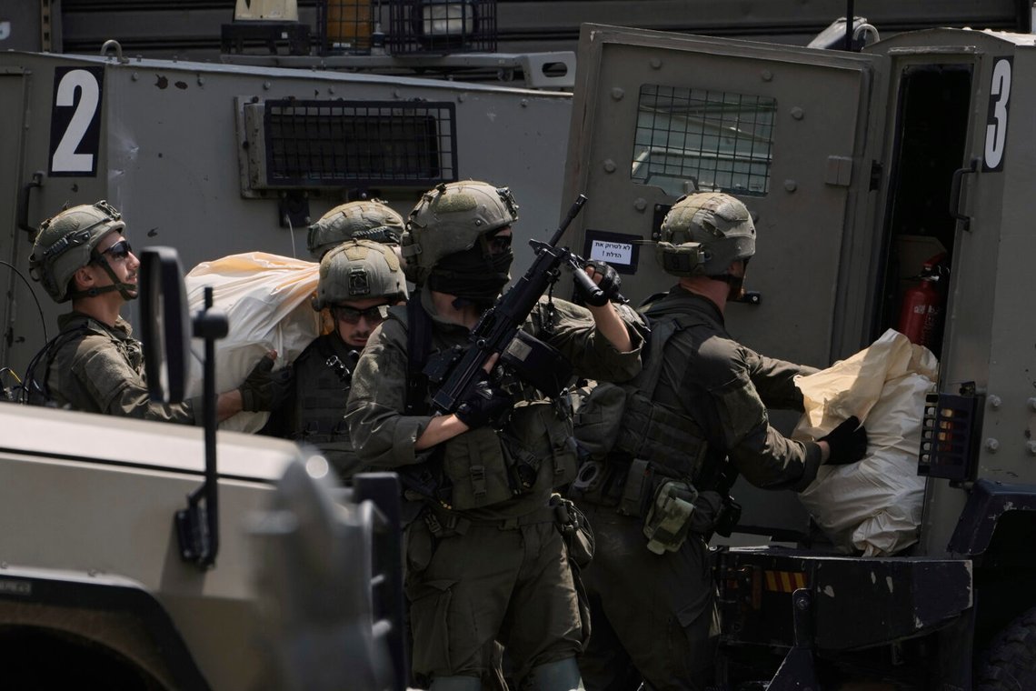 Israeliska soldater lastar väskor i ett bepansrat fordon under en militär räd i staden Nablus på Västbanken, 10 juni 2025. Foto: Majdi Mohammed/AP Photo Israeliska soldater lastar väskor i ett bepansrat fordon under en militär räd i staden Nablus på Västbanken, 10 juni 2025. Foto: Majdi Mohammed/AP Photo