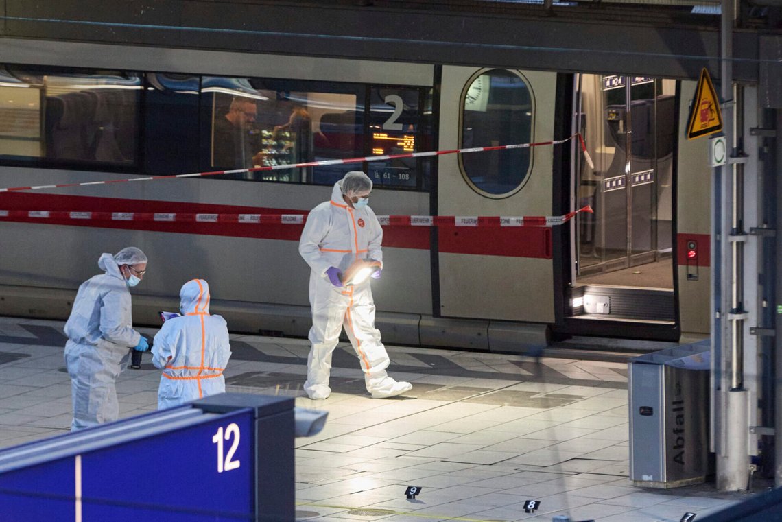 Rättsmedicinare i arbete på Hamburgs centralstation efter en knivattack mot många personer där den 23 maj 2025. Foto: Georg Wendt / DPA via AP / NTB. Rättsmedicinare i arbete på Hamburgs centralstation efter en knivattack mot många personer där den 23 maj 2025. Foto: Georg Wendt / DPA via AP / NTB.