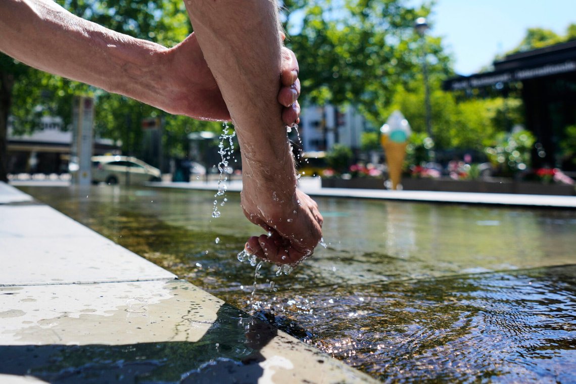 En man fuktar armarna med vatten från en fontän i Berlin den 2 juli 2025. Foto: Markus Schreiber / AP / NTB. En man fuktar armarna med vatten från en fontän i Berlin den 2 juli 2025. Foto: Markus Schreiber / AP / NTB.