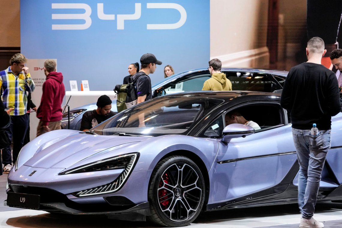 Människor besöker BYDs utställning på Essen Motor Show i Tyskland den 29 november 2024. Foto: Martin Meissner / AP / NTB. Människor besöker BYDs utställning på Essen Motor Show i Tyskland den 29 november 2024. Foto: Martin Meissner / AP / NTB.