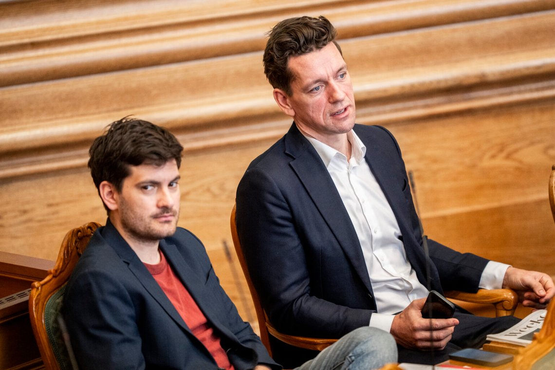 Socialdemokraterna Frederik Vad och Kaare Dybvad Bek (till höger) under ett riksdagsmöte i april 2025. Foto: Ida Marie Odgaard /Ritzau Scanpix/ NTB Socialdemokraterna Frederik Vad och Kaare Dybvad Bek (till höger) under ett riksdagsmöte i april 2025. Foto: Ida Marie Odgaard /Ritzau Scanpix/ NTB