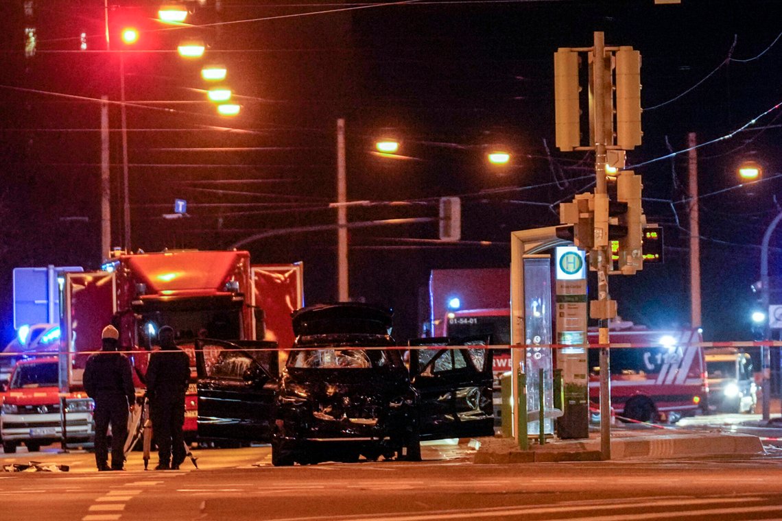 Tysk polis har spärrat av området för terroristattacken på julmarknaden i Magdeburg natten till den 21 december 2024. Foto: Ebrahim Noroozi / AP / NTB. Tysk polis har spärrat av området för terroristattacken på julmarknaden i Magdeburg natten till den 21 december 2024. Foto: Ebrahim Noroozi / AP / NTB.