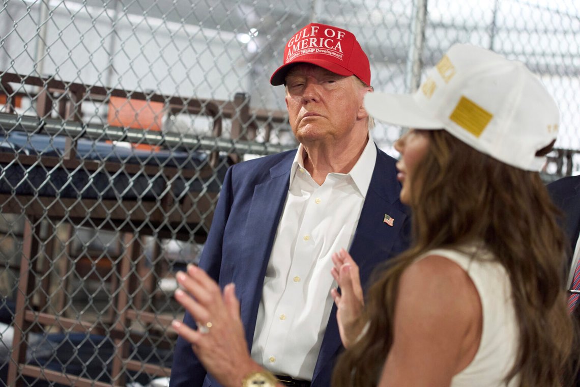 President Donald Trump lyssnar på när inrikesminister Kristi Noem talar under en rundtur i "Alligator Alcatraz", ett nytt interneringscenter för illegala invandrare i Everglades, Florida. Foto: Evan Vucci/AP/NTB President Donald Trump lyssnar på när inrikesminister Kristi Noem talar under en rundtur i "Alligator Alcatraz", ett nytt interneringscenter för illegala invandrare i Everglades, Florida. Foto: Evan Vucci/AP/NTB