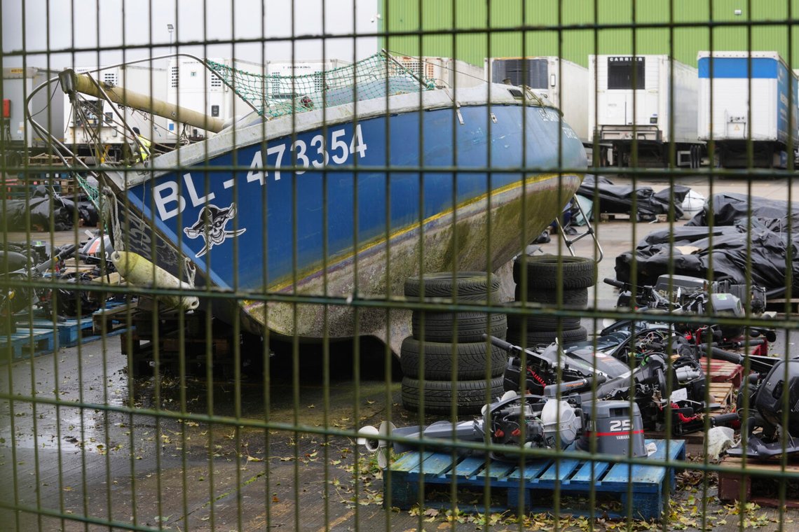 En båt, motorer och uppblåsbara jollar ligger vid en gränskontrollanläggning efter att ha beslagtagits från migranter som korsade Engelska kanalen till Storbritannien från Frankrike i Dover, England, den 26 februari 2025. Foto: AP Photo En båt, motorer och uppblåsbara jollar ligger vid en gränskontrollanläggning efter att ha beslagtagits från migranter som korsade Engelska kanalen till Storbritannien från Frankrike i Dover, England, den 26 februari 2025. Foto: AP Photo