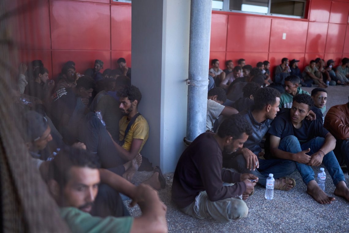 Migranter som plockas upp söder om Kreta väntar på att bli registrerade vid ankomsten till hamnen i Lavrio, Grekland, 10 juli 2025. Foto: Petros Giannakouris, AP-NTB. Migranter som plockas upp söder om Kreta väntar på att bli registrerade vid ankomsten till hamnen i Lavrio, Grekland, 10 juli 2025. Foto: Petros Giannakouris, AP-NTB.