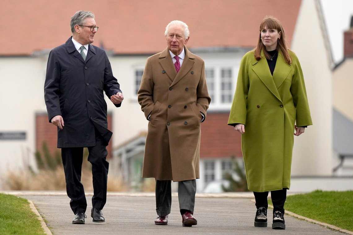 Storbritanniens kung Karl III och premiärminister Keir Starmer kan komma att stödja vice premiärminister Angela Rayners korståg mot islamofobi. Men brittiska väljare ser det annorlunda. Foto: Alastair Grant/AP/NTB Storbritanniens kung Karl III och premiärminister Keir Starmer kan komma att stödja vice premiärminister Angela Rayners korståg mot islamofobi. Men brittiska väljare ser det annorlunda. Foto: Alastair Grant/AP/NTB