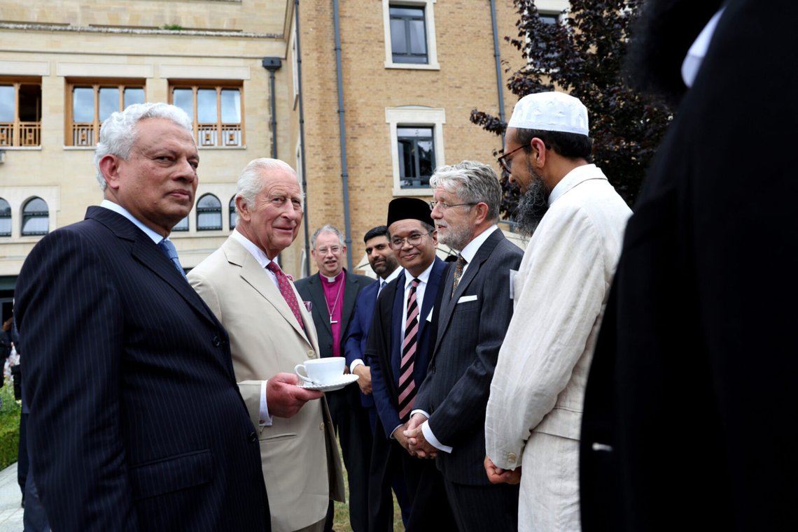 Kung Charles III möter ledare från olika religioner under ett besök på Oxford Centre for Islamic Studies den 17 juli 2025. Till vänster syns centrets chef Farhan Nizami. Foto: Darren Staples / Pool via AP / NTB. Kung Charles III möter ledare från olika religioner under ett besök på Oxford Centre for Islamic Studies den 17 juli 2025. Till vänster syns centrets chef Farhan Nizami. Foto: Darren Staples / Pool via AP / NTB.