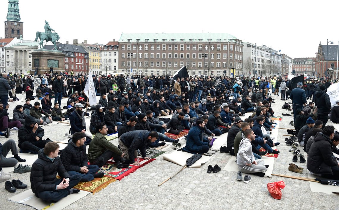 Människor deltar i fredagsbönen på Christiansborg Slotsplads i Köpenhamn den 22 mars 2019. Fredagsbönerna är till stöd för de 50 muslimer som dödades av en beväpnad man i Nya Zeeland för en vecka sedan. Foto: Liselotte Sabroe / Scanpix via AP / NTB. Människor deltar i fredagsbönen på Christiansborg Slotsplads i Köpenhamn den 22 mars 2019. Fredagsbönerna är till stöd för de 50 muslimer som dödades av en beväpnad man i Nya Zeeland för en vecka sedan. Foto: Liselotte Sabroe / Scanpix via AP / NTB.
