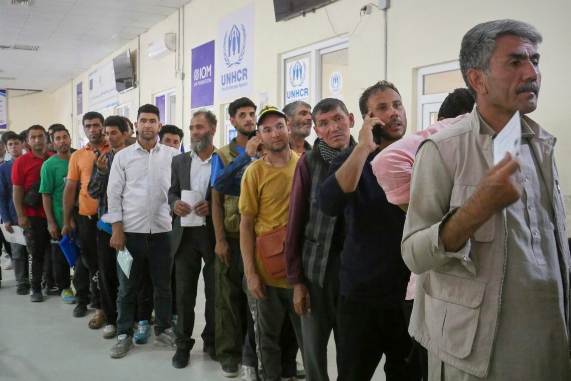 Afghanska flyktingar på en annan plats, en annan tid. Som vanligt finns det få kvinnor och barn att se. Nu ska upp till 100 000 av dem föras till ett sönderfallande Storbritannien. Foto: AP /Omid Haqjoo/NTB Afghanska flyktingar på en annan plats, en annan tid. Som vanligt finns det få kvinnor och barn att se. Nu ska upp till 100 000 av dem föras till ett sönderfallande Storbritannien. Foto: AP /Omid Haqjoo/NTB