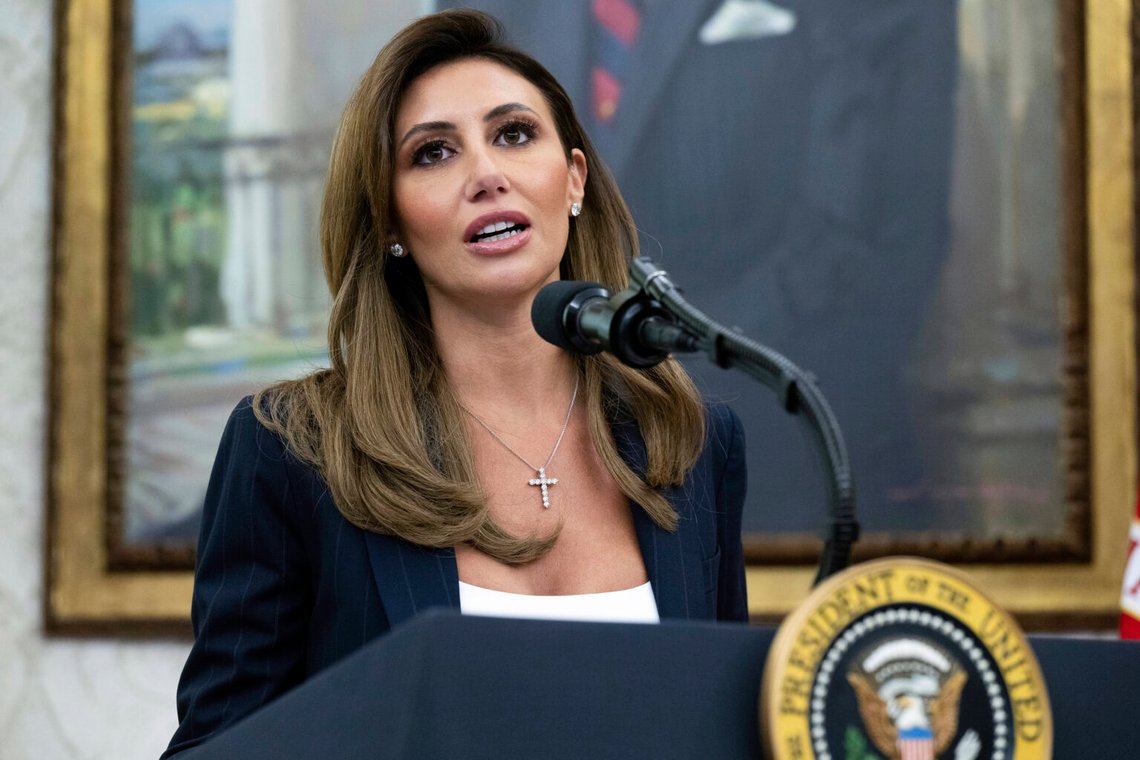 Alina Habba (41) talar efter att ha svurits in som tillförordnad justitieminister för distriktet New Jersey, i Vita husets ovala rum i Washington, 28 mars 2025. Habba har redan gjort avtryck i sitt nya jobb. (Pool File via AP), i Vita husets ovala rum i Washington, 28 mars 2025. Habba har redan gjort avtryck i sitt nya jobb. Foto: AP/NTP Alina Habba (41) talar efter att ha svurits in som tillförordnad justitieminister för distriktet New Jersey, i Vita husets ovala rum i Washington, 28 mars 2025. Habba har redan gjort avtryck i sitt nya jobb. (Pool File via AP), i Vita husets ovala rum i Washington, 28 mars 2025. Habba har redan gjort avtryck i sitt nya jobb. Foto: AP/NTP