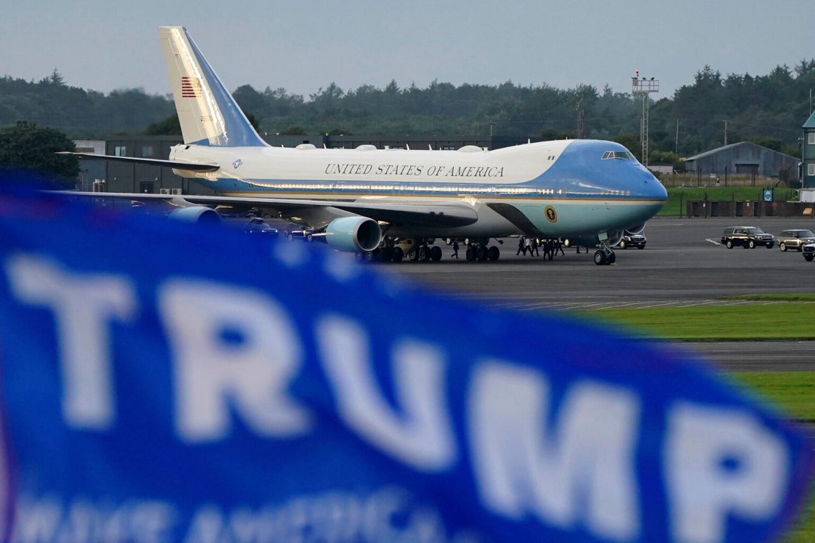 En Trump-flagga fladdrade i vinden när planet med USA:s president Donald Trump landade på Prestwick Airport, där han påbörjade sin fem dagar långa privata resa till landet den 25 juli 2025. Foto: Jane Barlow /PA via AP/NTB En Trump-flagga fladdrade i vinden när planet med USA:s president Donald Trump landade på Prestwick Airport, där han påbörjade sin fem dagar långa privata resa till landet den 25 juli 2025. Foto: Jane Barlow /PA via AP/NTB