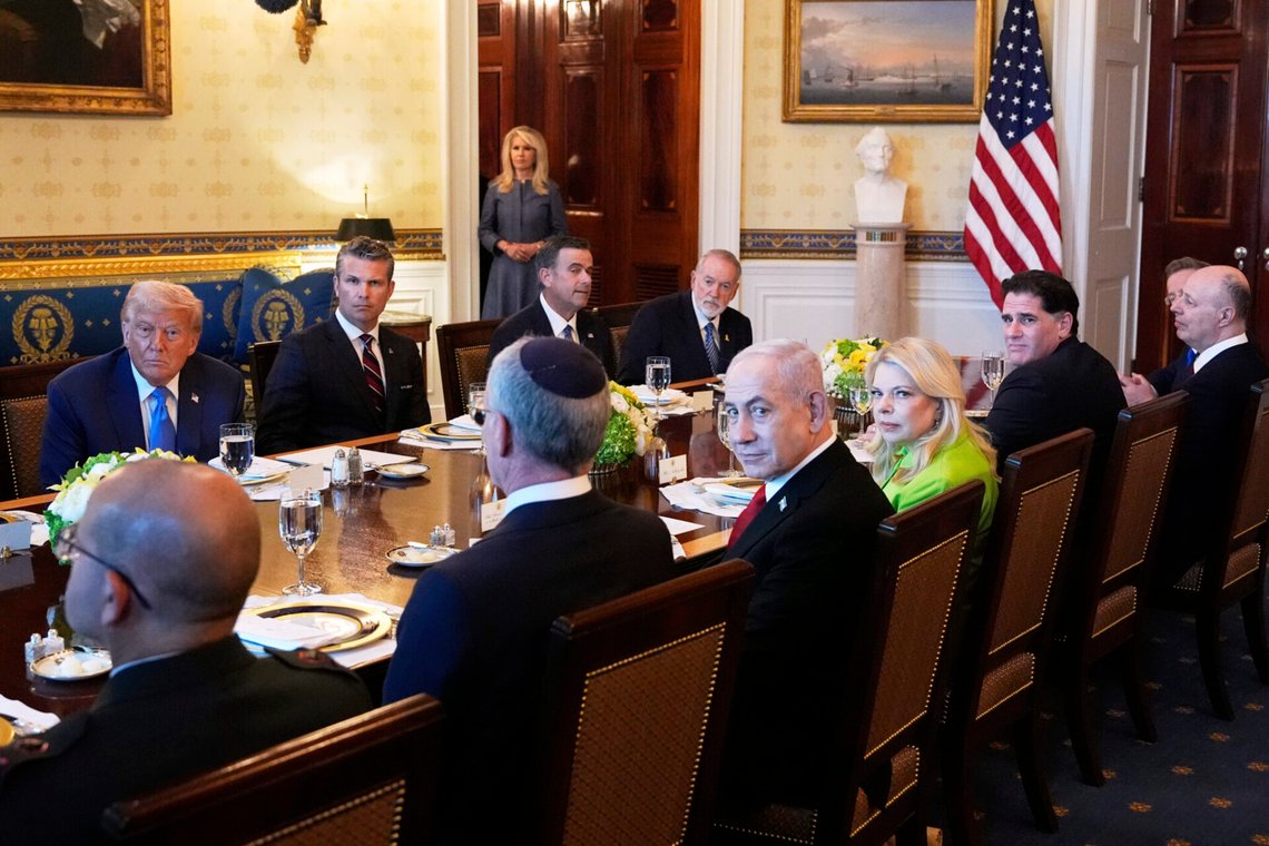 Donald Trump och Benjamin Netanyahu med sina respektive rådgivare under ett möte i Vita huset den 7 juli 2025. Foto: Alex Brandon / AP / NTB. Donald Trump och Benjamin Netanyahu med sina respektive rådgivare under ett möte i Vita huset den 7 juli 2025. Foto: Alex Brandon / AP / NTB.