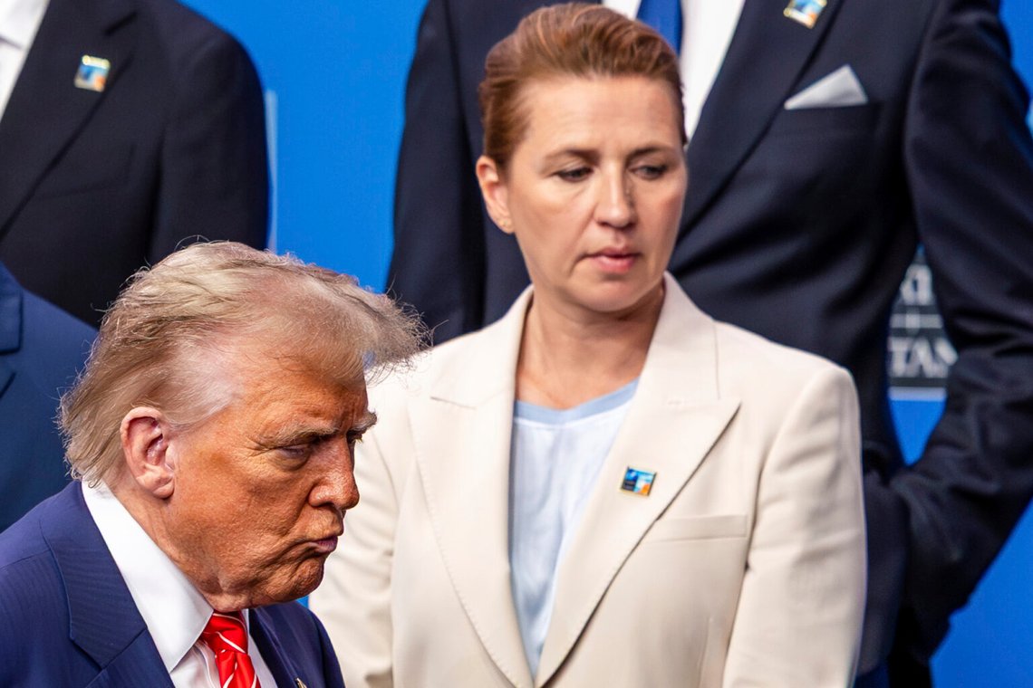 USA:s president Donald Trump går förbi Danmarks premiärminister Mette Frederiksen inför ett gruppfoto av NATO:s stats- och regeringschefer vid Nato-toppmötet i Haag den 25 juni 2025. Foto: Geert Vanden Wijngaert / AP / NTB. USA:s president Donald Trump går förbi Danmarks premiärminister Mette Frederiksen inför ett gruppfoto av NATO:s stats- och regeringschefer vid Nato-toppmötet i Haag den 25 juni 2025. Foto: Geert Vanden Wijngaert / AP / NTB.