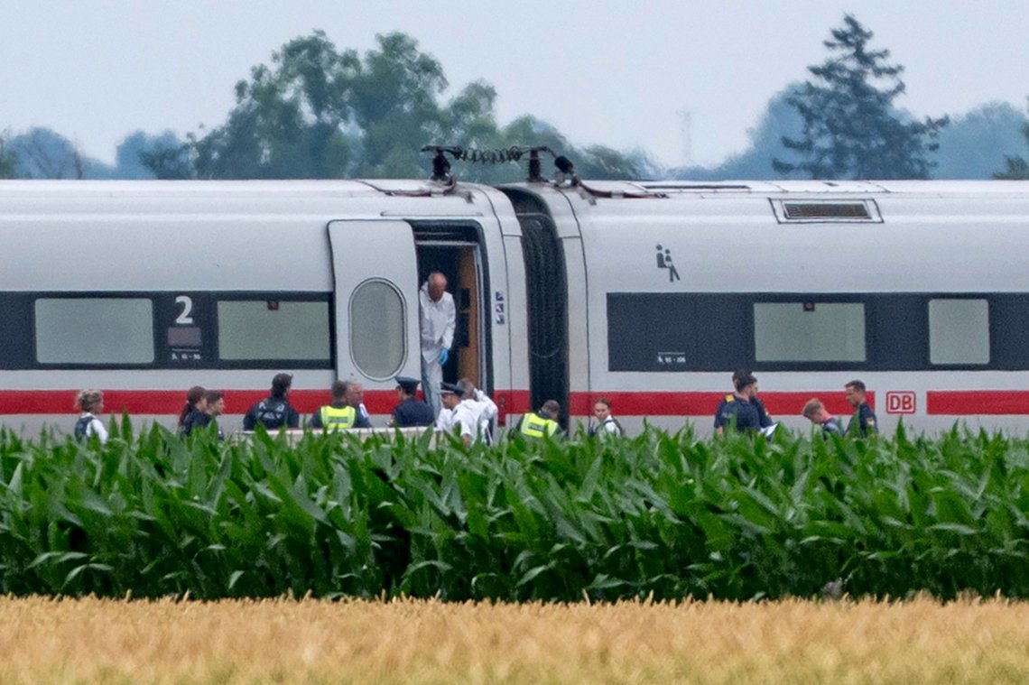 Polis och kriminaltekniska experter arbetar på ett ICE-tåg i Strasskirchen i Tyskland den 3 juli 2025. Foto: Armin Weigel / DPA via AP / NTB. Polis och kriminaltekniska experter arbetar på ett ICE-tåg i Strasskirchen i Tyskland den 3 juli 2025. Foto: Armin Weigel / DPA via AP / NTB.
