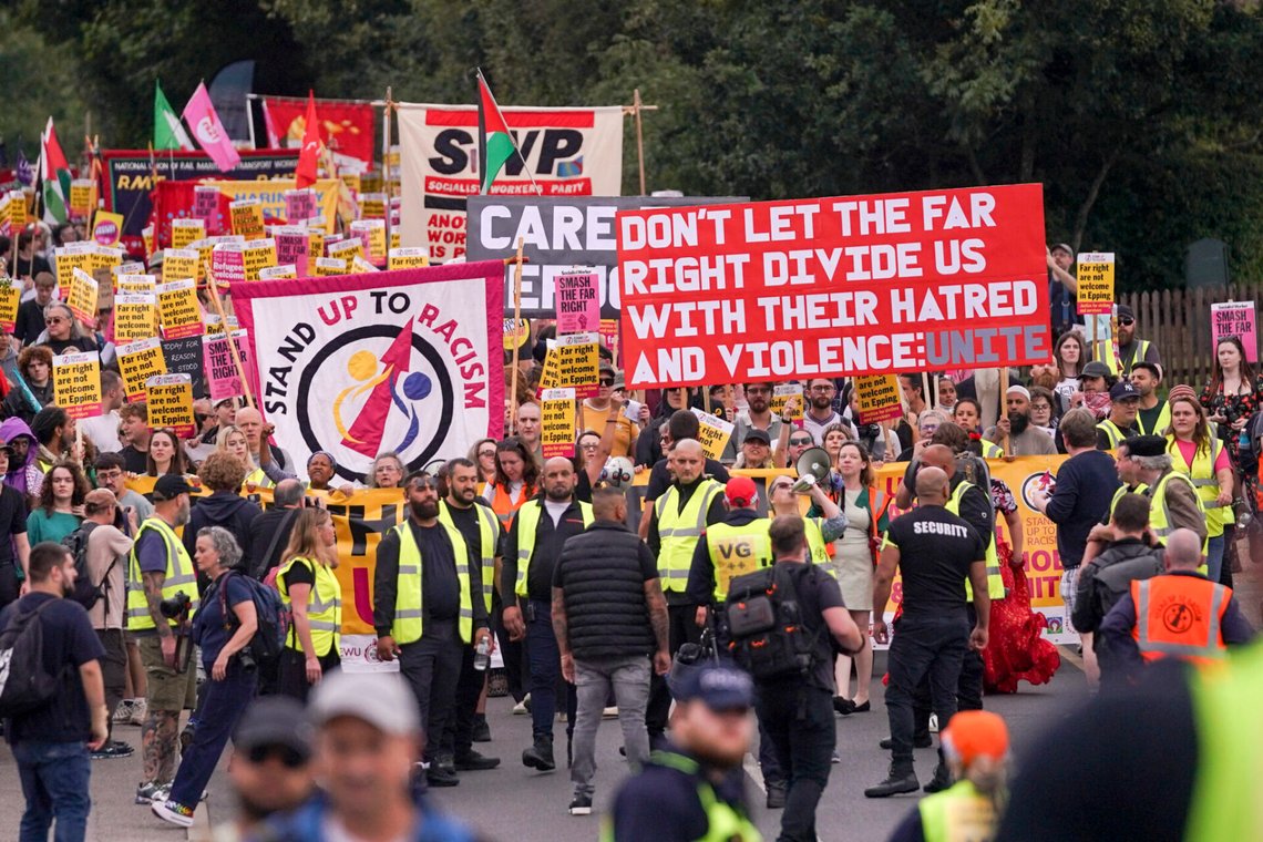 Motdemonstranter marscherar mot Bell Hotel i Epping, England, den 27 juli 2025. Foto: Alberto Pezzali / AP / NTB. Motdemonstranter marscherar mot Bell Hotel i Epping, England, den 27 juli 2025. Foto: Alberto Pezzali / AP / NTB.
