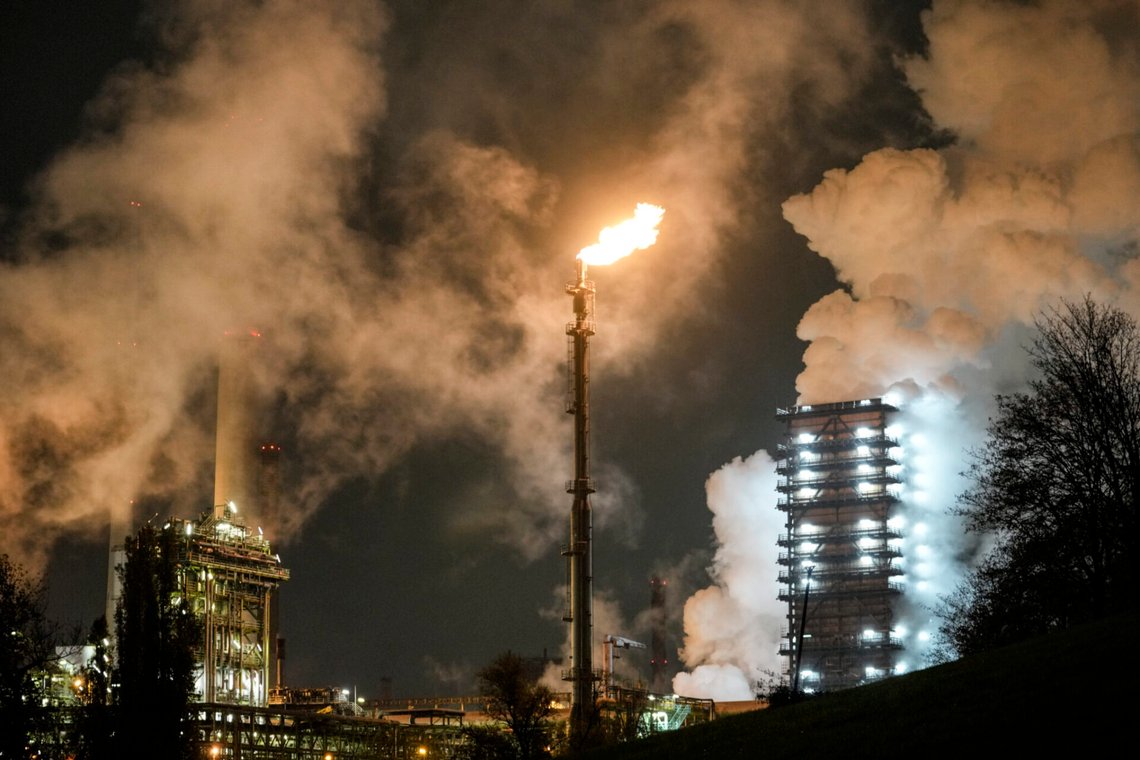 Vy över en koleldad stålproduktionsanläggning vid Thyssenkrupp-fabriken i Duisburg den 14 november 2024. Foto: Martin Meissner / AP / NTB. Vy över en koleldad stålproduktionsanläggning vid Thyssenkrupp-fabriken i Duisburg den 14 november 2024. Foto: Martin Meissner / AP / NTB.