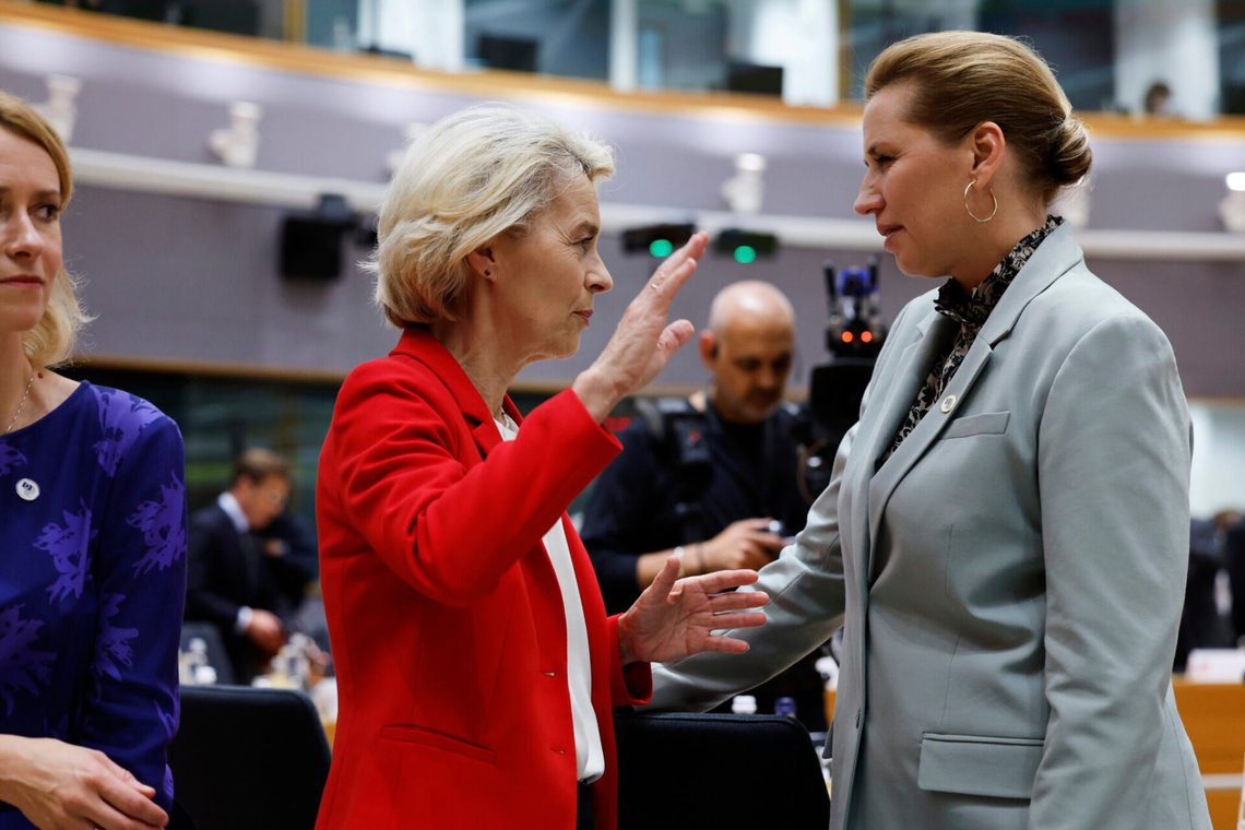 Danmarks statsminister Mette Frederiksen snakker med EU-kommisjonens president Ursula von der Leyen under et EU-toppmøte i Brussel 26. juni 2025. Foto: Geert Vanden Wijngaert / AP / NTB. Danmarks statsminister Mette Frederiksen snakker med EU-kommisjonens president Ursula von der Leyen under et EU-toppmøte i Brussel 26. juni 2025. Foto: Geert Vanden Wijngaert / AP / NTB.