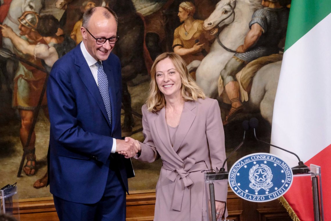 Tysklands premiärminister Friedrich Merz hälsar sin italienska motsvarighet Giorgia Meloni under ett besök i Rom den 17 maj 2025. Foto: Mauro Scrobogna / LaPresse via AP / NTB. Tysklands premiärminister Friedrich Merz hälsar sin italienska motsvarighet Giorgia Meloni under ett besök i Rom den 17 maj 2025. Foto: Mauro Scrobogna / LaPresse via AP / NTB.