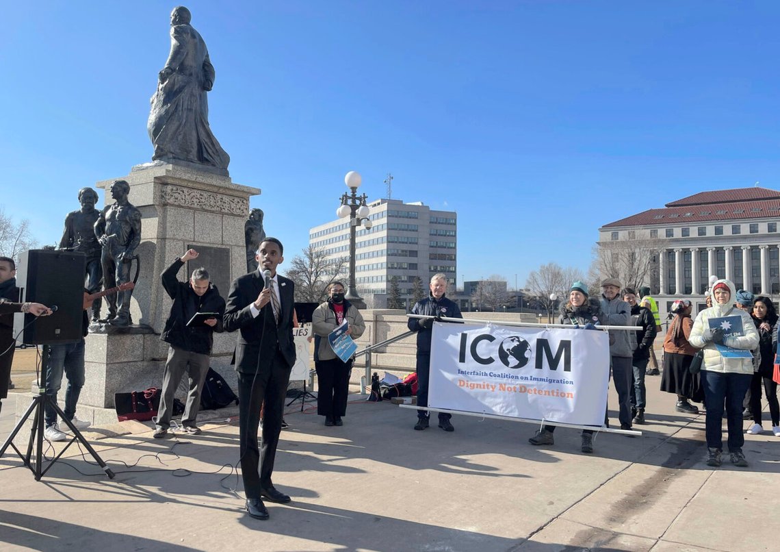 Senator Omar Fateh från Minnesota talar till stöd för North Star Act – som skulle göra Minnesota till en "fristad" för invandrare utan permanent laglig status – vid en demonstration framför delstatens huvudstad i St. Paul, Minnesota, måndagen den 12 februari 2024. Foto: Trisha Ahmed/AP Photo Senator Omar Fateh från Minnesota talar till stöd för North Star Act – som skulle göra Minnesota till en "fristad" för invandrare utan permanent laglig status – vid en demonstration framför delstatens huvudstad i St. Paul, Minnesota, måndagen den 12 februari 2024. Foto: Trisha Ahmed/AP Photo