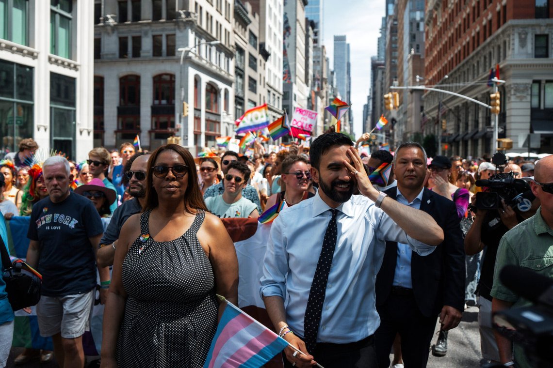 Den demokratiske borgmästarkandidaten i New York, Zohran Mamdani, och New Yorks statsåklagare Letitia James går i New York Pride den 29 juni 2025. Foto: Olga Fedorova / AP / NTB. Den demokratiske borgmästarkandidaten i New York, Zohran Mamdani, och New Yorks statsåklagare Letitia James går i New York Pride den 29 juni 2025. Foto: Olga Fedorova / AP / NTB.