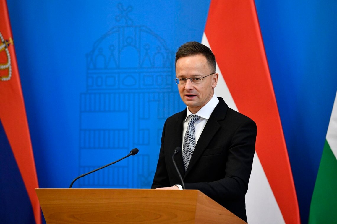 Ungarns utenriksminister Péter Szijjártó under en pressekonferanse under Serbias Europaminister Tanja Miscevics besøk i Budapest 13. mars 2025. Foto: Boglarka Bodnar / MTI via AP / NTB. Ungarns utenriksminister Péter Szijjártó under en pressekonferanse under Serbias Europaminister Tanja Miscevics besøk i Budapest 13. mars 2025. Foto: Boglarka Bodnar / MTI via AP / NTB.