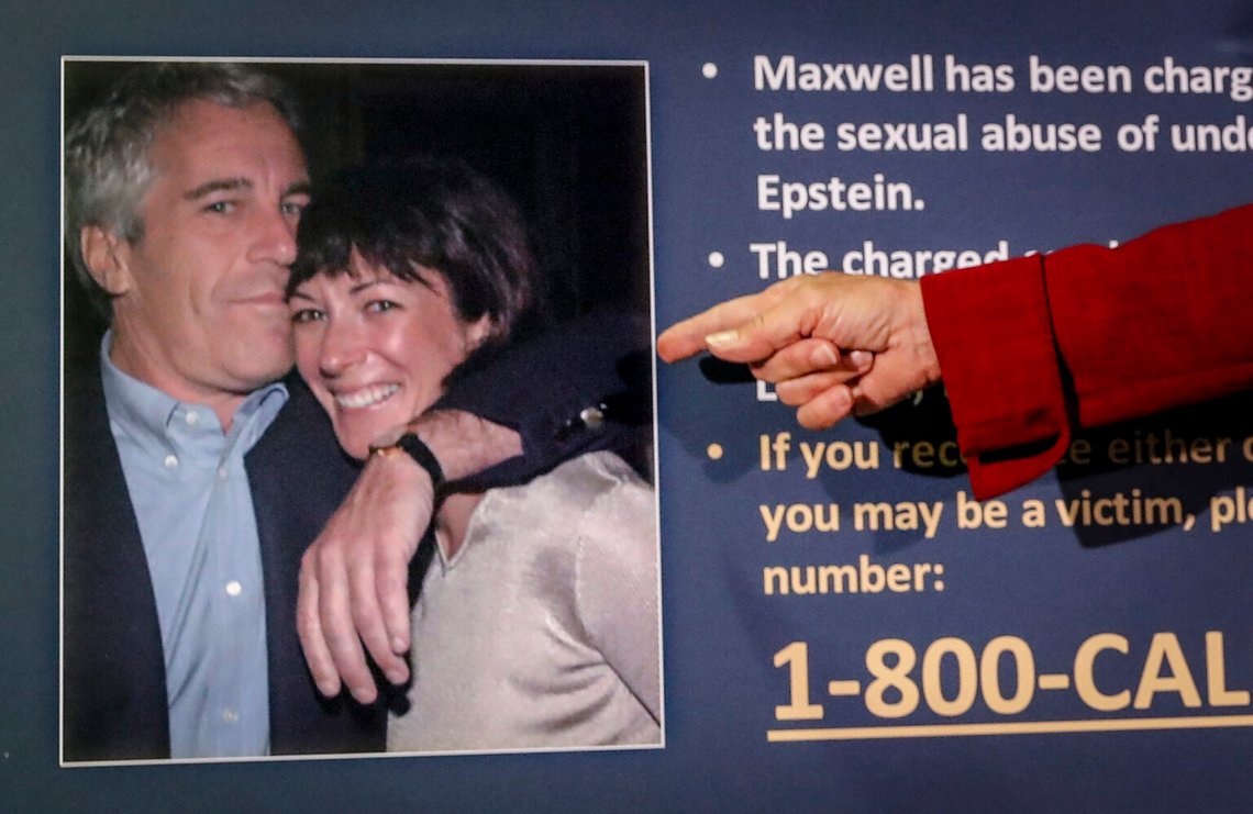 Ghislaine Maxwell (till höger på ett gammalt foto med Jeffrey Epstein) har enligt uppgift beviljats immunitet i samband med att hon förhördes av biträdande justitieminister Todd Blanche denna vecka. Filfoto: John Minchillo / AP / NTB Ghislaine Maxwell (till höger på ett gammalt foto med Jeffrey Epstein) har enligt uppgift beviljats immunitet i samband med att hon förhördes av biträdande justitieminister Todd Blanche denna vecka. Filfoto: John Minchillo / AP / NTB
