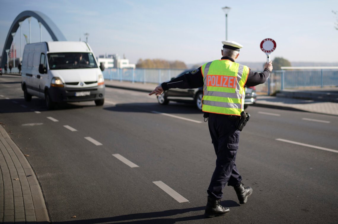 En tysk federal polis stoppar en skåpbil för att söka efter migranter vid gränsövergången från Polen till Tyskland i Frankfurt an der Oder, Tyskland. Illustrativt foto: AP /Markus Schreiber/ NTB En tysk federal polis stoppar en skåpbil för att söka efter migranter vid gränsövergången från Polen till Tyskland i Frankfurt an der Oder, Tyskland. Illustrativt foto: AP /Markus Schreiber/ NTB