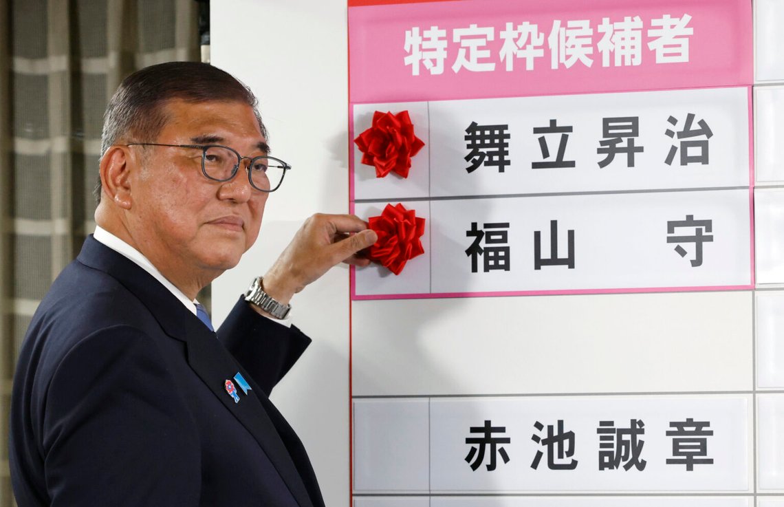 Japans premiärminister Shigeru Ishiba placerar en pappersros med namnet på en vald representant för LDP-partiet vid partiets högkvarter i Tokyo på söndagen. Foto: Franck Robichon, Pool Foto via AP / NTB Japans premiärminister Shigeru Ishiba placerar en pappersros med namnet på en vald representant för LDP-partiet vid partiets högkvarter i Tokyo på söndagen. Foto: Franck Robichon, Pool Foto via AP / NTB