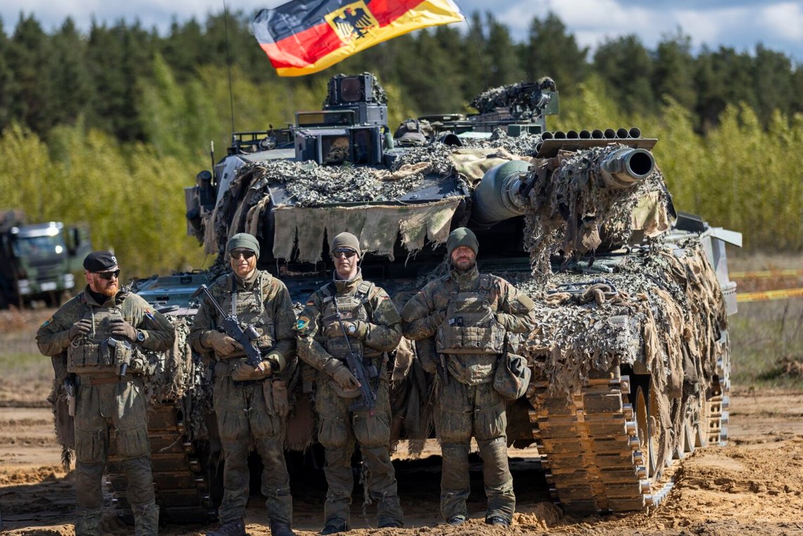 Tyska soldater står framför en Leopard 2A6-stridsvagn under militärövningen "Iron Wolf 2025-I" på övningsområdet Gaisiunai, cirka 130 km väster om huvudstaden Vilnius i Litauen, 16 maj 2025. Foto: Mindaugas Kulbis/AP-NTB. Tyska soldater står framför en Leopard 2A6-stridsvagn under militärövningen "Iron Wolf 2025-I" på övningsområdet Gaisiunai, cirka 130 km väster om huvudstaden Vilnius i Litauen, 16 maj 2025. Foto: Mindaugas Kulbis/AP-NTB.