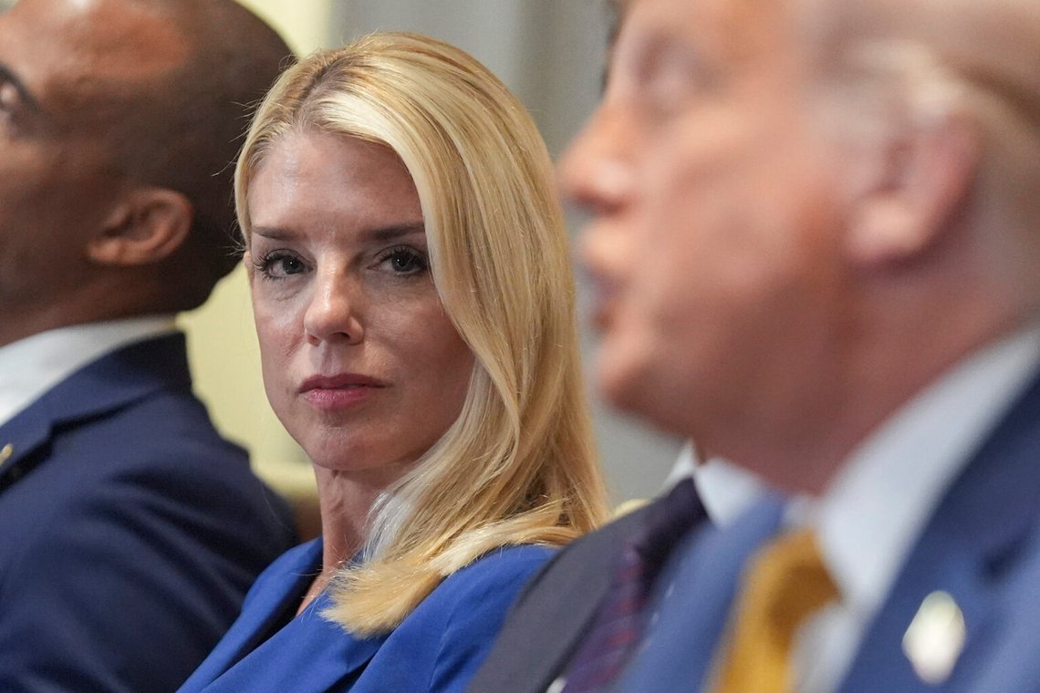 Justitieminister Pam Bondi lyssnar när president Donald Trump talar under ett kabinettmöte i Vita huset, 8 juli 2025. Foto: Evan Vucci/AP Photo Justitieminister Pam Bondi lyssnar när president Donald Trump talar under ett kabinettmöte i Vita huset, 8 juli 2025. Foto: Evan Vucci/AP Photo