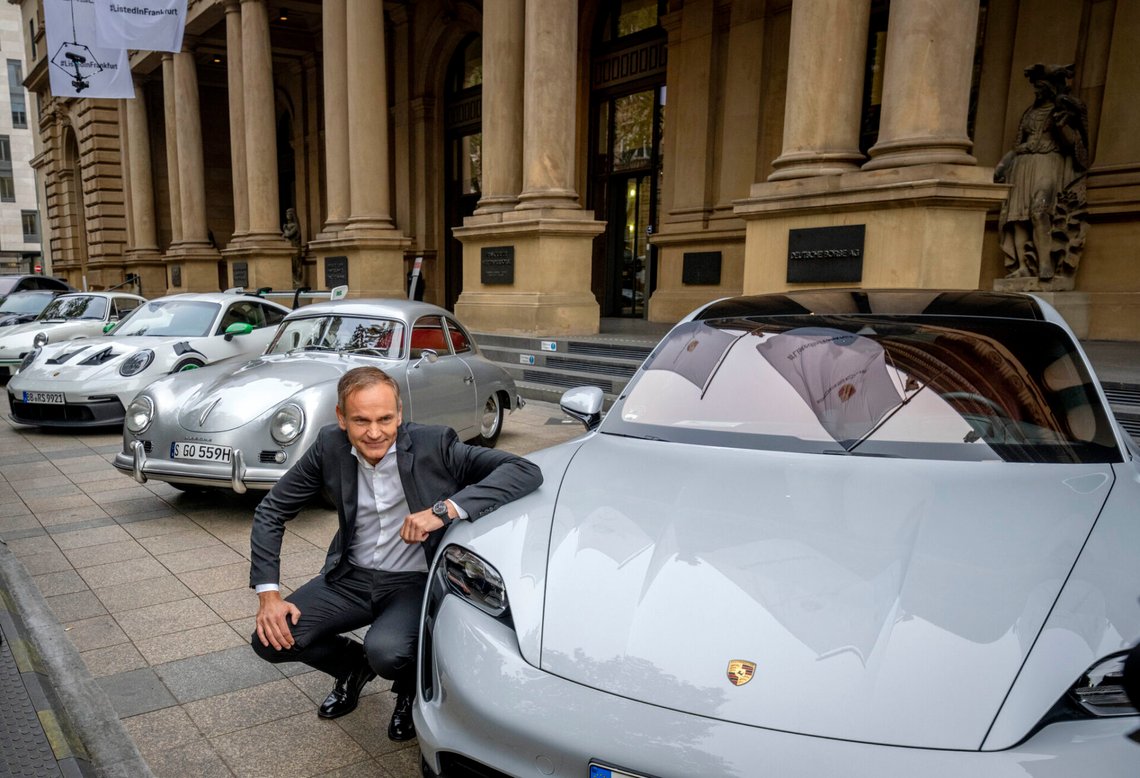 Porsches VD Oliver Blume knäböjer framför ett antal av tillverkarens modeller vid företagets börsintroduktion i Frankfurt den 29 september 2022. Foto: Michael Probst / AP / NTB. Porsches VD Oliver Blume knäböjer framför ett antal av tillverkarens modeller vid företagets börsintroduktion i Frankfurt den 29 september 2022. Foto: Michael Probst / AP / NTB.