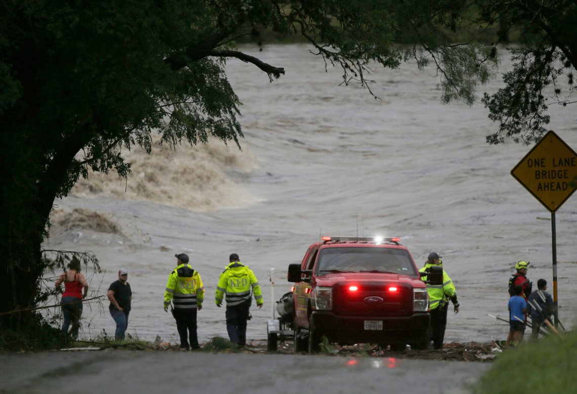 Räddningstjänst söker efter försvunna personer längs Guadalupefloden i Ingram, Texas. Foto: Michel Fortier / The San Antonio Express-News via AP / NTB Räddningstjänst söker efter försvunna personer längs Guadalupefloden i Ingram, Texas. Foto: Michel Fortier / The San Antonio Express-News via AP / NTB