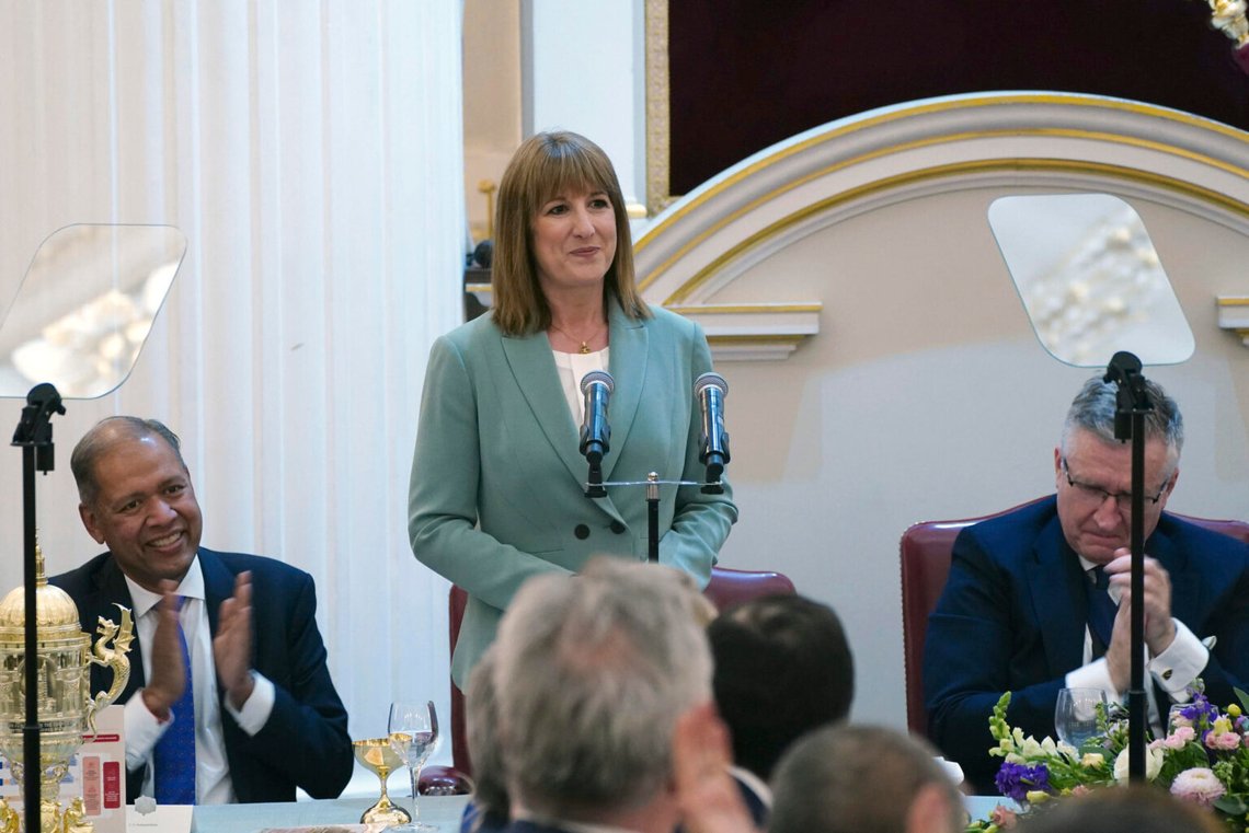 Storbritanniens finansminister Rachel Reeves talar vid den årliga middagen för finansiella och professionella tjänster på Mansion House den 15 juli 2025 i London. Det är färre och färre miljardärer som deltar i sådana evenemang. Foto: Ian West /PA via AP/NTB Storbritanniens finansminister Rachel Reeves talar vid den årliga middagen för finansiella och professionella tjänster på Mansion House den 15 juli 2025 i London. Det är färre och färre miljardärer som deltar i sådana evenemang. Foto: Ian West /PA via AP/NTB
