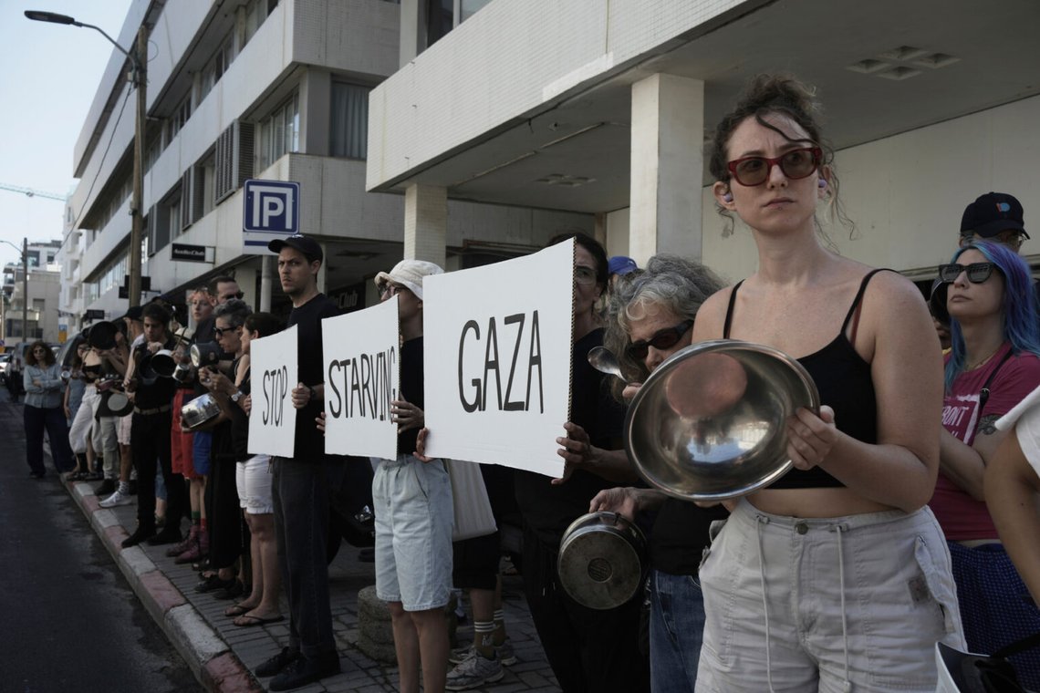 NTB lyckas förstås hitta en bild på några radikala israeliska aktivister som demonstrerade utanför USA:s ambassad i Tel Aviv på torsdagen och krävde att mer nödhjälp skulle släppas in till palestinierna i Gaza. Foto: AP / NTB NTB lyckas förstås hitta en bild på några radikala israeliska aktivister som demonstrerade utanför USA:s ambassad i Tel Aviv på torsdagen och krävde att mer nödhjälp skulle släppas in till palestinierna i Gaza. Foto: AP / NTB