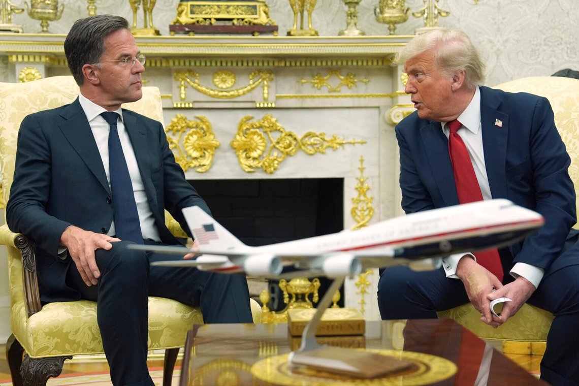 President Donald Trump, till höger, möter NATO:s generalsekreterare Mark Rutte i Vita husets ovala rum, 14 juli 2025, i Washington. Foto: Evan Vucci/AP Photo President Donald Trump, till höger, möter NATO:s generalsekreterare Mark Rutte i Vita husets ovala rum, 14 juli 2025, i Washington. Foto: Evan Vucci/AP Photo