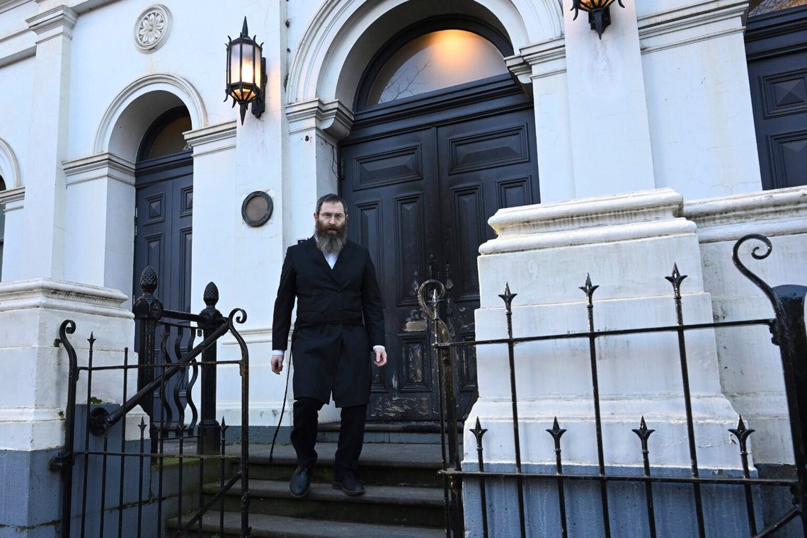 Rabbin Dovid Gutnick går förbi skador på utsidan av East Melbourne Hebrew Congregation i Melbourne, lördagen den 5 juli 2025, efter att en mordbrännare satt eld på dörren. Foto: James Ross/AAP Bild via AP Rabbin Dovid Gutnick går förbi skador på utsidan av East Melbourne Hebrew Congregation i Melbourne, lördagen den 5 juli 2025, efter att en mordbrännare satt eld på dörren. Foto: James Ross/AAP Bild via AP