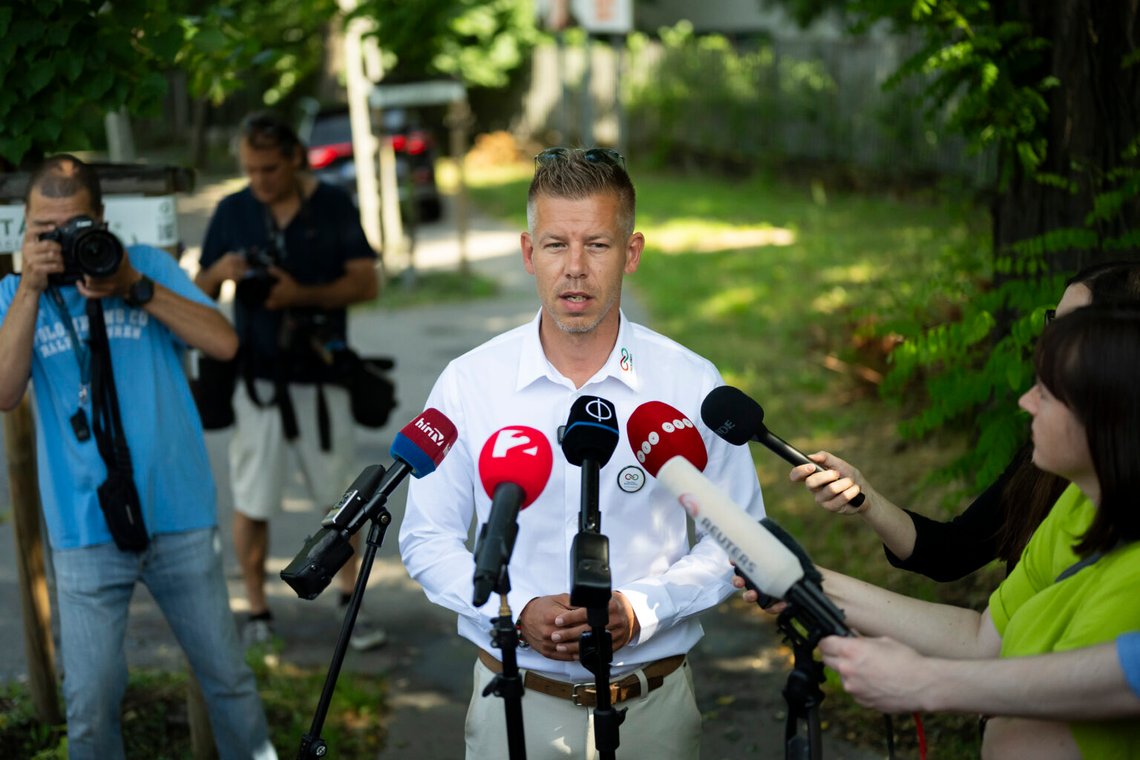 Partiledaren för Tisza, Péter Magyar, intervjuas av media efter att ha avgett sin röst i EU-valet den 9 juni i år. Foto: Denes Erdos/AP/NTB Partiledaren för Tisza, Péter Magyar, intervjuas av media efter att ha avgett sin röst i EU-valet den 9 juni i år. Foto: Denes Erdos/AP/NTB