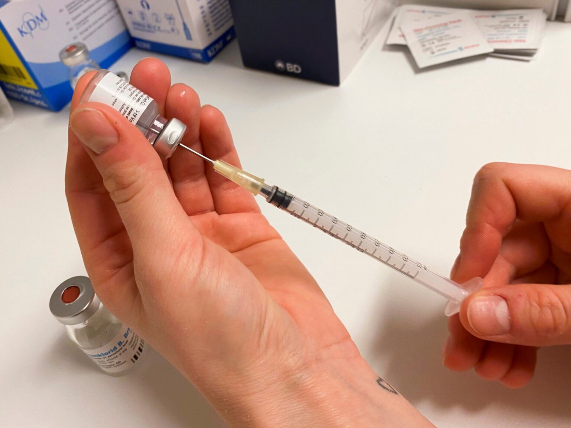 Oslo 20201228. Sprutor med Covid-19-vaccin från Pfizer / Biontech förbereds för vaccination på ett vårdhem i Oslo. Foto: Tone Spieler / NTB Oslo 20201228. Sprutor med Covid-19-vaccin från Pfizer / Biontech förbereds för vaccination på ett vårdhem i Oslo. Foto: Tone Spieler / NTB