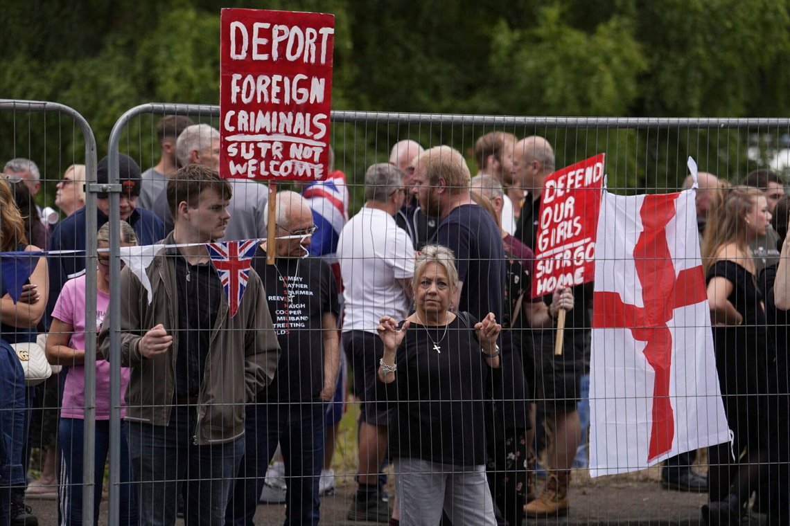 Människor protesterar mot boendet för asylsökande och uppmanar organisationen Stand Up To Racism att hålla sig borta i Epping, England, den 27 juli 2025. Foto: Jordan Pettitt / PA via AP / NTB. Människor protesterar mot boendet för asylsökande och uppmanar organisationen Stand Up To Racism att hålla sig borta i Epping, England, den 27 juli 2025. Foto: Jordan Pettitt / PA via AP / NTB.